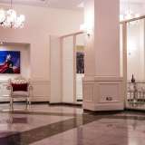 Calpestando un elegante tappeto, entriamo dunque nella hall dell�albergo, contraddistinta da pavimentazione in marmo